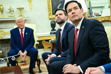 米国のルビオ国務長官(右)とバンス副大統領(中央)。左はトランプ大統領=4月7日、ワシントン(AFP時事)