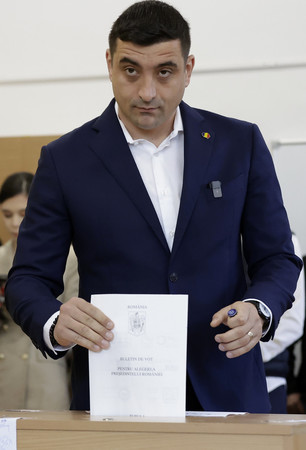 4日、ブカレスト近郊の投票所で票を投じる極右政党ルーマニア人統一同盟のシミオン党首(EPA時事)