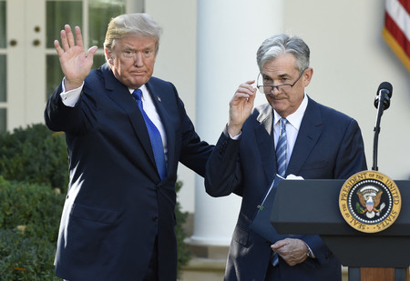 トランプ米大統領(左)と連邦準備制度理事会(FRB)議長に指名されたパウエル氏=2017年、ワシントン(AFP時事)