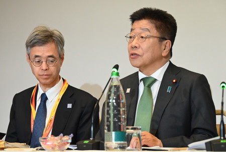 日本、中国、韓国と東南アジア諸国連合(ASEAN)の財務相・中央銀行総裁会議の終了後、記者会見する加藤勝信財務相(右)と日銀の氷見野良三副総裁=4日、イタリア・ミラノ