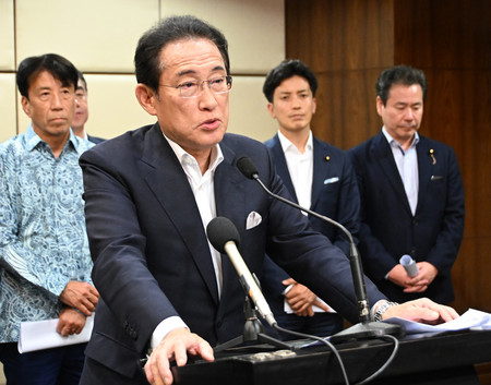 インドネシアのプラボウォ大統領との会談後、取材に応じる岸田文雄前首相=4日、ジャカルタ