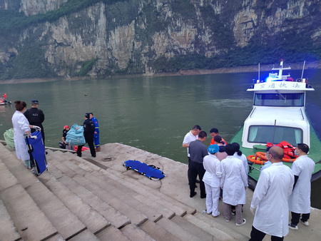 中国南西部・貴州省黔西市で起きた遊覧船の転覆事故で4日、捜索救助活動に当たる人々(EPA時事)