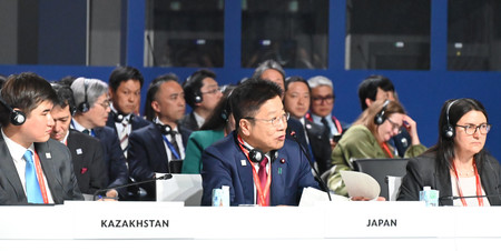 アジア開発銀行(ADB)の年次総会で演説する加藤勝信財務相(中央)=5日、イタリア・ミラノ