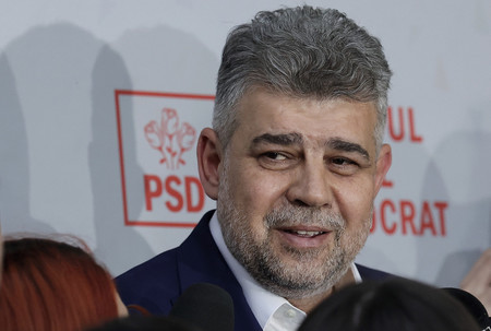 5日、ブカレストでルーマニア首相辞任を表明するチョラク氏(EPA時事)