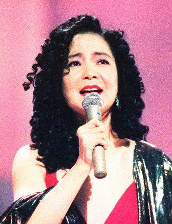 歌手のテレサ・テンさん=1994年1月
