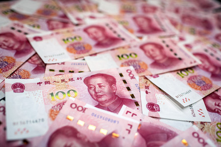 中国の人民元紙幣=2020年1月、北京(AFP時事)