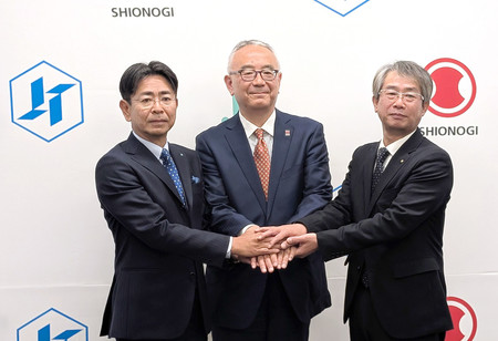 日本たばこ産業(JT)傘下の鳥居薬品買収で合意した塩野義製薬の手代木功会長兼社長(中央)。右は鳥居の近藤紳雅社長、左はJTの嶋吉耕史副社長=7日午後、東京都千代田区