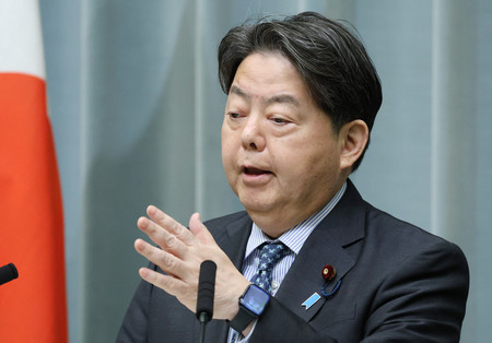 記者会見する林芳正官房長官=8日、首相官邸