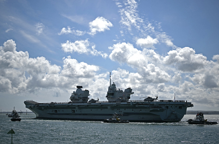 英ポーツマス海軍基地からインド太平洋に向け出航する空母「プリンス・オブ・ウェールズ」=4月22日(AFP時事)