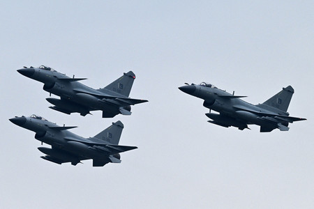パキスタン軍の中国製戦闘機「殲10C(J10C)」=2024年3月、イスラマバード(AFP時事)