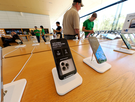 米アップル本社近くのビジターセンターに展示された「iPhone(アイフォーン)16プロマックス」=4月29日、カリフォルニア州クパチーノ(EPA時事)
