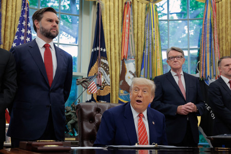 英国との貿易協定についてホワイトハウスで記者会見するトランプ米大統領(中央)=8日、ワシントン(AFP時事)