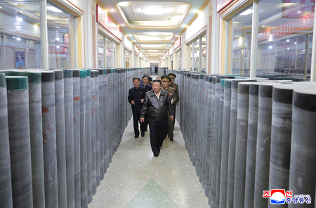 武器製造工場を視察する金正恩朝鮮労働党総書記(中央)。日時・撮影場所は不明=朝鮮中央通信が7日配信(EPA時事)