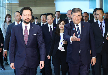 ヨルダンのフセイン皇太子(左手前)を出迎える石破茂首相(右手前)=8日、首相官邸