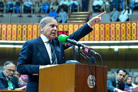 7日、イスラマバードで演説するパキスタンのシャリフ首相(同国政府提供・AFP時事)