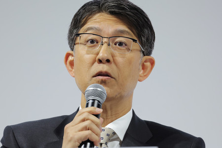 決算会見で、記者の質問に答えるトヨタ自動車の佐藤恒治社長=8日午後、東京都中央区