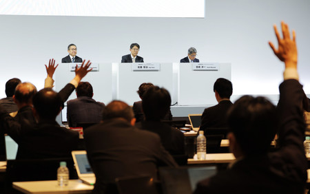 決算会見に臨むトヨタ自動車の佐藤恒治社長(中央)ら幹部=8日午後、東京都中央区