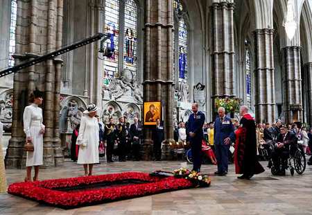 ８日、英ロンドンのウェストミンスター寺院で、無名戦士の墓の前に立つチャールズ国王ら王族（ＡＦＰ時事）