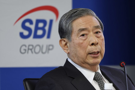 記者会見するSBIホールディングスの北尾吉孝会長兼社長=9日午後、東京都港区の同社本社