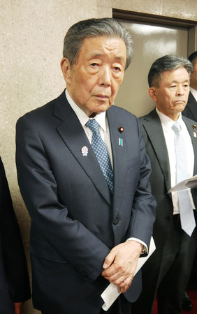 記者団の取材に応じる自民党の森山裕幹事長(左)=4月25日、東京・霞が関