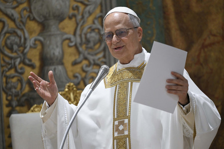 9日、バチカン市のシスティーナ礼拝堂で、ローマ教皇として初のミサを行うレオ14世(AFP時事)