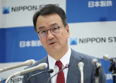 決算会見で質問に答える日本製鉄の今井正社長=9日午後、東京都千代田区