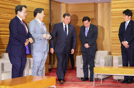 閣議に臨む石破茂首相(中央)ら=9日、首相官邸