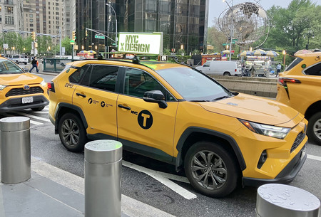 米ニューヨークでタクシー車両として使われているトヨタ自動車の人気スポーツ用多目的車(SUV)「RAV4」=6日