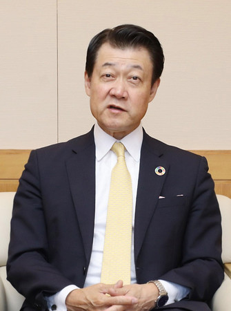 インタビューに答えるほくほくFGの中沢宏社長=2日、富山市