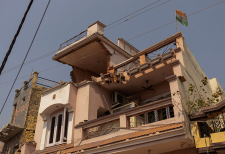 10日、インドとパキスタンの係争地カシミール地方のインド側ジャンムーで、パキスタン軍の攻撃で損壊した民家(ロイター時事)