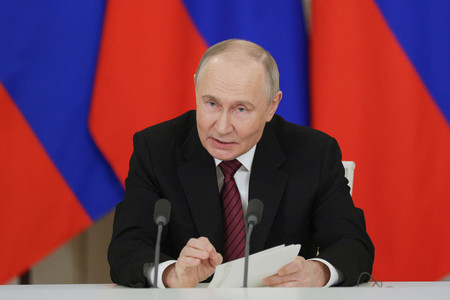 11日、モスクワで記者会見するロシアのプーチン大統領(AFP時事)