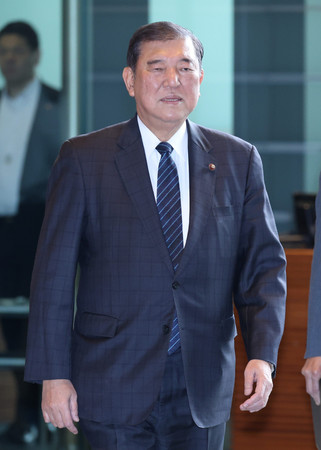 首相官邸に入る石破茂首相=9日、東京・永田町
