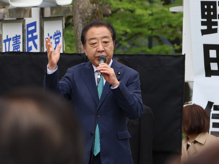 街頭演説する立憲民主党の野田佳彦代表=11日、札幌市