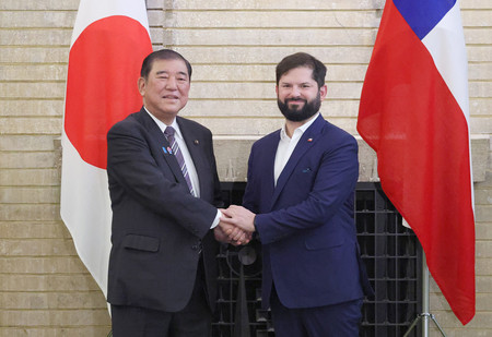 握手する石破茂首相(左)とチリのボリッチ大統領=11日午後、首相公邸(代表撮影)