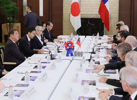 チリのボリッチ大統領(右列手前から5人目)と会談する石破茂首相(左列手前)=11日午後、首相公邸(代表撮影)