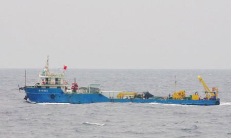 沖縄県・尖閣諸島沖の排他的経済水域(EEZ)でパイプのようなものを海中に延ばす中国の海洋調査船「海科001」=11日(第11管区海上保安本部提供)