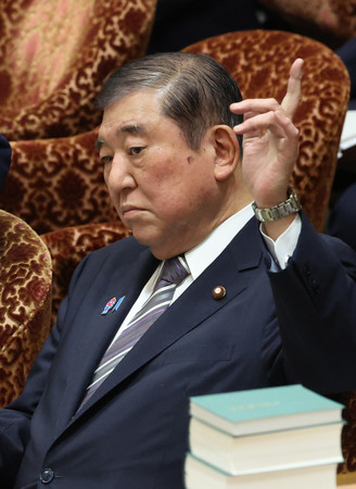衆院予算委員会で挙手する石破茂首相=12日午前、国会内