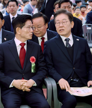 韓国の保守系与党「国民の力」の金文洙前雇用労働相(左)と革新系最大野党「共に民主党」の李在明前代表=5日、ソウル(EPA時事)