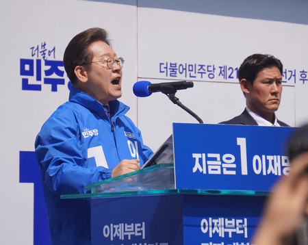 12日、ソウル市中心部で第一声を上げる韓国革新系最大野党「共に民主党」の李在明前代表