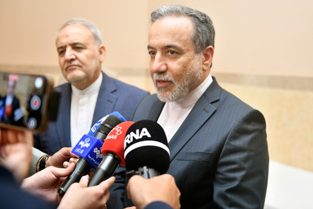 イランのアラグチ外相(右)=5日、パキスタン・イスラマバード(EPA時事)
