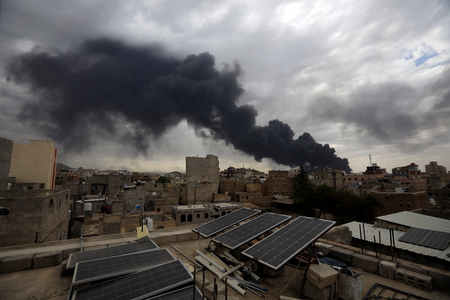 イエメンの首都サヌアに対するイスラエルの空爆で、建物から上がる黒煙=6日(EPA時事)