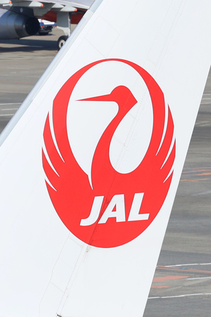 日本航空の機体に描かれているロゴマーク=千葉・成田空港
