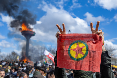 反政府武装組織クルド労働者党(PKK)の旗を掲げる人=3月21日、トルコ・ディヤルバクル(EPA時事)