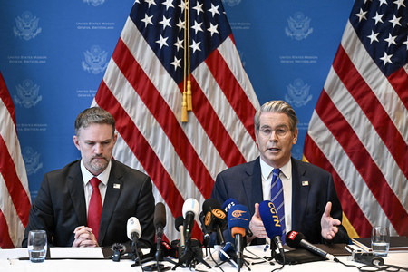 記者会見を開くベセント米財務長官(右)とグリア米通商代表部(USTR)代表=12日、スイス・ジュネーブ(AFP時事)