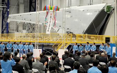 初出荷されるボーイング787の複合材主翼の初号機=2007年5月、名古屋市港区