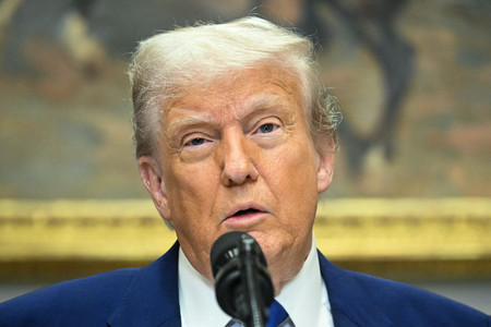 12日、ワシントンのホワイトハウスで記者会見するトランプ米大統領(AFP時事)