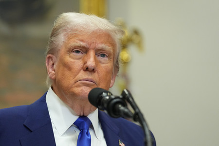 米ホワイトハウスでの記者会見で質問を受けるトランプ大統領=12日、ワシントン(EPA時事)