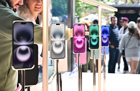 米ロサンゼルスのショッピングモールに並ぶiPhone(アイフォーン)16=2024年9月(AFP時事)