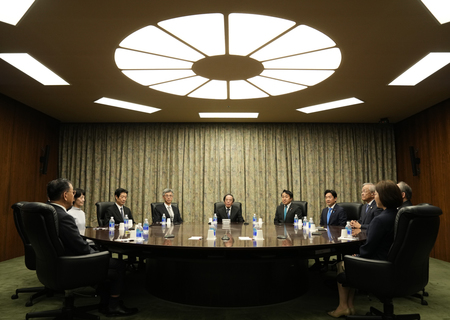 金融政策決定会合に臨む日銀の植田和男総裁(中央)ら=1日、東京都中央区の日銀本店(代表撮影)