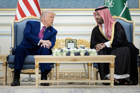 13日、リヤドの宮殿で、言葉を交わすトランプ米大統領(左)とサウジアラビアのムハンマド皇太子(AFP時事)